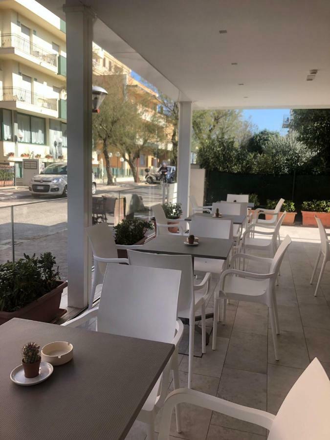 Pensione Elena Misano Adriatico Bagian luar foto